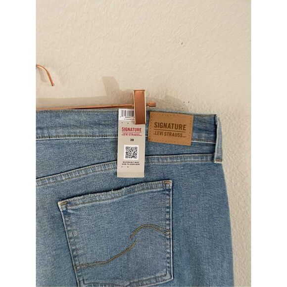 NWT Levi’s high rise‎ denim shorts size 28 - Picture 3 of 6